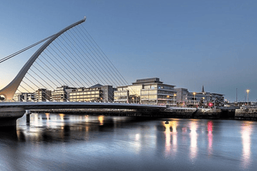 Samuel_Beckett_Bridge_At_Sunset_Dublin_Ireland_(97037639)_(cropped) 1
