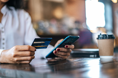 pay-goods-by-credit-card-through-smartphone-coffee-shop-1